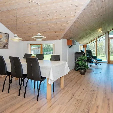 Ferienhaus Three-bedroom Holiday In 13