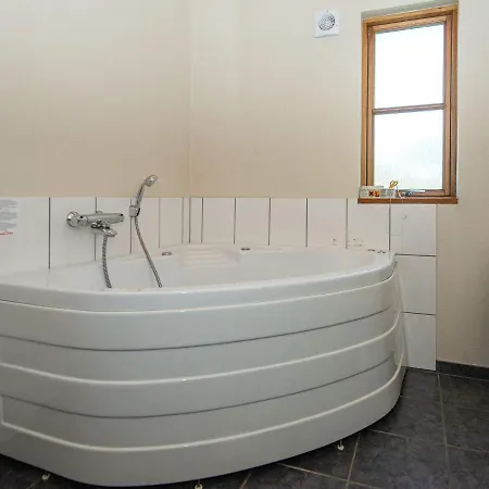 Three-bedroom Holiday In 13