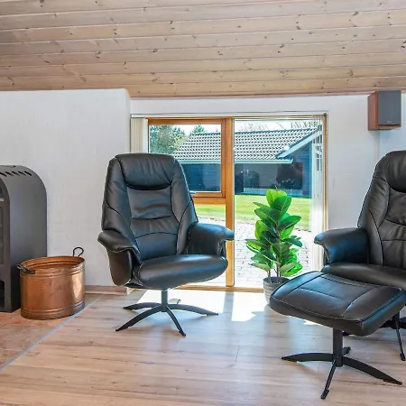 Three-bedroom Holiday In 13 Ferienhaus