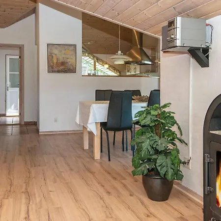 Ferienhaus Three-bedroom Holiday In 13