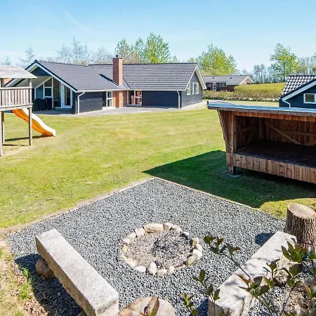 Three-bedroom Holiday In 13