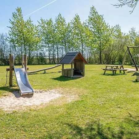Three-bedroom Holiday In 13