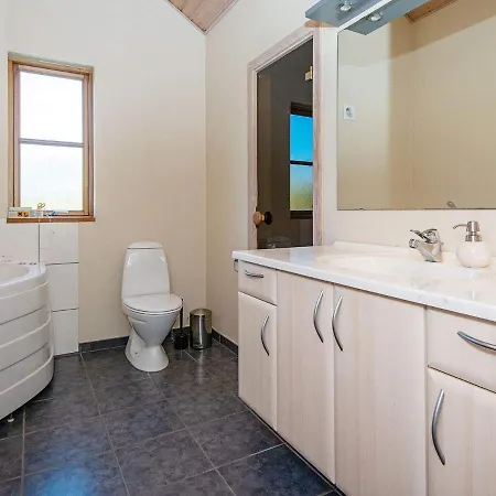 Three-bedroom Holiday In 13 *
